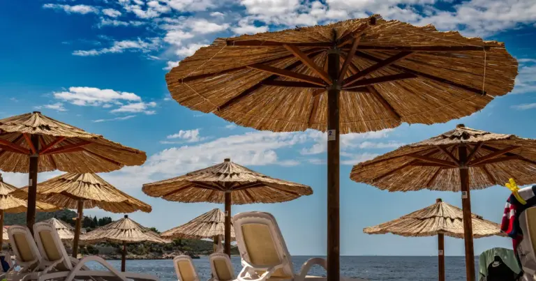 Όλοι οι εργαζόμενοι στον ιδιωτικό τομέα δικαιούνται να λάβουν τη θερινή τους άδεια έως τις 30 Σεπτεμβρίου 2026, ενώ το επίδομα αδείας πρέπει να προκαταβάλλεται υποχρεωτικά μαζί με τις αποδοχές της αδείας κατά την έναρξη της λήψης της.