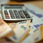 Το επίδομα αδείας ισούται με τις αποδοχές των ημερών αδείας που δικαιούται ο εργαζόμενος, με ανώτατο όριο το μισό μηνιαίο μισθό για τους αμειβόμενους με μισθό ή τα 13 ημερομίσθια για τους αμειβόμενους με ημερομίσθιο, ενώ η υπερεργασία αμείβεται υποχρεωτικά με προσαύξηση 20% στο ωρομίσθιο.