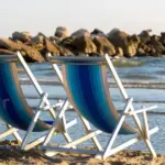 Ο εργοδότης δεν μπορεί να ανακαλέσει αυθαίρετα την ήδη εγκεκριμένη καλοκαιρινή άδεια του εργαζομένου επικαλούμενος γενικά και αόριστα «έκτακτες υπηρεσιακές ανάγκες», καθώς η νομοθεσία προστατεύει το δικαίωμα ανάπαυσης και επιτρέπει την τροποποίηση των ημερομηνιών μόνο υπό πολύ συγκεκριμένες, αντικειμενικές και απρόβλεπτες συνθήκες. Αν προγραμματίζετε τις διακοπές σας για το φετινό καλοκαίρι του 2026, είναι απαραίτητο να γνωρίζετε τα ακριβή όρια του διευθυντικού δικαιώματος της επιχείρησης, ώστε να μην βρεθείτε προ εκπλήξεως με ακυρωμένα εισιτήρια και απώλεια χρημάτων.
