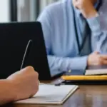 Η ψηφιακή σύμβαση μέσω του συστήματος Ergani II αποτελεί πλέον το ισχυρότερο όπλο των εργαζομένων με «μπλοκάκι» (ΤΠΥ) απέναντι στην υποκρυπτόμενη εξαρτημένη εργασία, καθώς η αυτόματη ψηφιακή καταγραφή των όρων συνεργασίας καθιστά εξαιρετικά δύσκολη τη μονομερή επιβολή συνθηκών κανονικού υπαλλήλου χωρίς τα αντίστοιχα δικαιώματα.