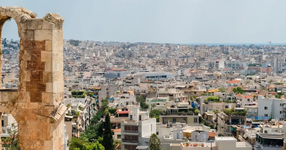 Αυξήσεις που αγγίζουν ακόμη και το 10% καταγράφουν τα φοιτητικά ενοίκια στην Αθήνα για το 2026, αναγκάζοντας χιλιάδες οικογένειες να στρέψουν το ενδιαφέρον τους σε περιφερειακά πανεπιστήμια της επαρχίας, όπου το κόστος στέγασης παραμένει σημαντικά πιο προσιτό. Η εκτίναξη των τιμών στα μεγάλα αστικά κέντρα, σε συνδυασμό με τη ραγδαία εξάπλωση των βραχυχρόνιων μισθώσεων, καθιστά την αναζήτηση στέγης στην πρωτεύουσα μια εξαιρετικά δύσκολη εξίσωση.