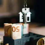 Σταθερές τιμές ενοικίων για τη νέα ακαδημαϊκή χρονιά 2026-2027 διατηρούν επιλεγμένες περιοχές κοντά στα επαρχιακά πανεπιστήμια, προσφέροντας οικονομική ανακούφιση στις οικογένειες των πρωτοετών φοιτητών.