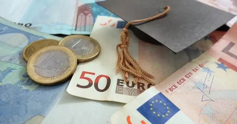 Η ηλεκτρονική διασταύρωση που πραγματοποιεί η ΑΑΔΕ με το Υπουργείο Παιδείας βασίζεται αποκλειστικά στον ΑΤΑΚ του εκμισθούμενου ακινήτου, ο οποίος συνδέει το ηλεκτρονικό μισθωτήριο με την πραγματική εικόνα του ακινήτου στο σύστημα Ε9 του ιδιοκτήτη.