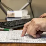 Η αυτόματη υποβολή της δήλωσης για εκατομμύρια φορολογούμενους επιταχύνει τις διαδικασίες, ωστόσο τυχόν λάθη ή παραλείψεις στα προσυμπληρωμένα δεδομένα ενδέχεται να οδηγήσουν σε λανθασμένο υπολογισμό του εισοδήματος και απώλεια της έκπτωσης στο ρεύμα.