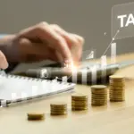 Το νέο πλαίσιο, το οποίο επηρεάζει άμεσα τις φετινές αμοιβές, διαχωρίζει πλήρως όσους πληρούν τα αυστηρά κριτήρια του νόμου από εκείνους που θα φορολογηθούν με βάση το ελάχιστο τεκμαρτό εισόδημα των 12.320 ευρώ.