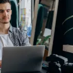 Οι νέοι ψηφιακοί έλεγχοι της ΑΑΔΕ και η πλήρης ενεργοποίηση των διασταυρώσεων μέσω του συστήματος MyData σφίγγουν φέτος το καλοκαίρι του 2026 την τσιμπίδα των τεκμηρίων διαβίωσης για χιλιάδες ελεύθερους επαγγελματίες, καθώς κάθε απόκλιση ανάμεσα στα δηλωθέντα έσοδα και τις πραγματικές δαπάνες διαβίωσης εντοπίζεται πλέον αυτόματα. Η φορολογική διοίκηση έχει θέσει σε λειτουργία εξελιγμένους αλγόριθμους που συγκρίνουν τις τραπεζικές κινήσεις, τις αγορές με κάρτες και τα έξοδα λειτουργίας των επιχειρήσεων με το ελάχιστο τεκμαρτό εισόδημα, καθιστώντας εξαιρετικά δύσκολη την αμφισβήτηση των τεκμηρίων χωρίς ισχυρά αποδεικτικά στοιχεία.