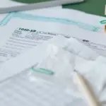 Οι νέες αυτόματες ψηφιακές διασταυρώσεις της ΑΑΔΕ σε τραπεζικούς λογαριασμούς, ακίνητα και αγορές οχημάτων επανακαθορίζουν το τεκμαρτό εισόδημα εκατοντάδων χιλιάδων φορολογουμένων εντός του 2026, επηρεάζοντας άμεσα τη διατήρηση ή την απώλεια των κοινωνικών επιδομάτων του ΟΠΕΚΑ και της ΔΥΠΑ.