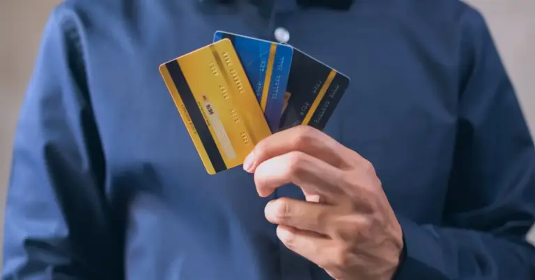 Σε μαζικές ηλεκτρονικές κατασχέσεις τραπεζικών λογαριασμών και περιουσιακών στοιχείων προχωρά άμεσα το ΚΕΑΟ για ελεύθερους επαγγελματίες και αυτοαπασχολούμενους που έχουν ληξιπρόθεσμες οφειλές προς τον e-EFKA. Η ενεργοποίηση των αναγκαστικών μέτρων είσπραξης αφορά όσους δεν ανταποκρίθηκαν στις προειδοποιήσεις τακτοποίησης των χρεών τους ή έχασαν τις ενεργές ρυθμίσεις τους.