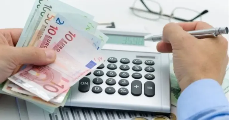 Το νέο αυτοματοποιημένο σύστημα του ΚΕΑΟ εντοπίζει πλέον ψηφιακά τις ληξιπρόθεσμες οφειλές προς τον e-EFKA και αποστέλλει ειδοποιητήρια αναγκαστικών μέτρων μέσα σε μόλις 48 ώρες από τη βεβαίωση του χρέους. Η ψηφιακή αναβάθμιση του εισπρακτικού μηχανισμού, που ολοκληρώθηκε με τη μετάπτωση των συστημάτων στο G-Cloud, αλλάζει ριζικά τα δεδομένα για εκατοντάδες χιλιάδες οφειλέτες, καθώς τα περιθώρια καθυστερήσεων έχουν εκμηδενιστεί.