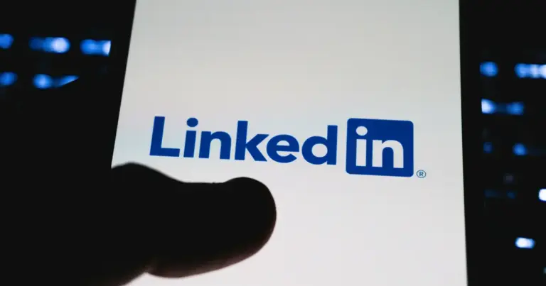 Το νέο φίλτρο τεχνητής νοημοσύνης του LinkedIn, που τέθηκε σε πλήρη εφαρμογή το καλοκαίρι του 2026, απορρίπτει αυτόματα και μαζικά τα βιογραφικά σημειώματα που έχουν δημιουργηθεί εξ ολοκλήρου με το ChatGPT. Η πλατφόρμα πλέον παρέχει στους recruiters ένα εξελιγμένο εργαλείο ανίχνευσης, το οποίο «διαβάζει» τα τυποποιημένα μοτίβα γραφής της δημιουργικής AI, αφήνοντας εκτός διαδικασίας επιλογής χιλιάδες υποψηφίους στην Ελλάδα και το εξωτερικό.