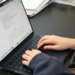 Η επιλογή τμημάτων χωρίς την προηγούμενη διασταύρωση των αντιστοιχιών σχολών στο φετινό μηχανογραφικό δελτίο 2026 κρύβει παγίδες που στερούν οριστικά το δικαίωμα για μετεγγραφή σε υποψηφίους από νησιά όπως η Άνδρος και η Τήνος, αφήνοντάς τους εγκλωβισμένους σε σχολές της επαρχίας που δεν διαθέτουν αντίστοιχο τμήμα στην Αθήνα ή τη Σύρο.