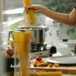 Οι δημόσιες ΣΑΕΚ (πρώην ΙΕΚ) που περιλαμβάνονται στο παράλληλο μηχανογραφικό δελτίο του 2026 εξασφαλίζουν στους σπουδαστές τους υποχρεωτική και πλήρως αμειβόμενη πρακτική άσκηση 960 ωρών, με τη συνολική επιδότηση να φτάνει τα 3.057,60 ευρώ μέσω ευρωπαϊκών προγραμμάτων. Η υποβολή των αιτήσεων ολοκληρώνεται αύριο, 16 Ιουλίου 2026, δίνοντας την ευκαιρία σε χιλιάδες υποψηφίους να εξασφαλίσουν δωρεάν σπουδές με άμεση, πληρωμένη σύνδεση με την αγορά εργασίας, χωρίς να λαμβάνονται υπόψη οι βαθμολογίες των Πανελλαδικών εξετάσεων.