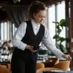 Η ανάγκη για τη διατήρηση υψηλού επιπέδου υπηρεσιών σε δημοφιλείς προορισμούς έχει μετατρέψει τη διαδικασία εύρεσης στελεχών σε σαφές πλεονέκτημα για τους ίδιους τους εργαζόμενους κατά τη διαπραγμάτευση του συμβολαίου τους.