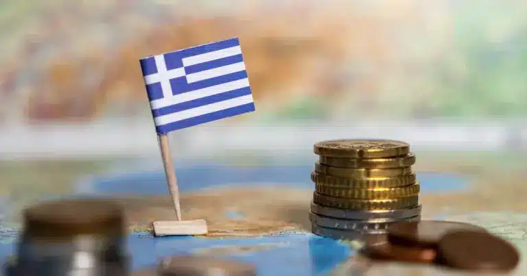 Το μέτρο αυτό θεσπίστηκε ως άμεση λύση για το τεράστιο κύμα φυγής εργαζομένων από τα νησιά πρώτης γραμμής, όπου τα ενοίκια των διαθέσιμων σπιτιών έχουν εκτοξευθεί σε απαγορευτικά επίπεδα.
