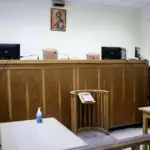 Η Εθνική Σχολή Δικαστικών Λειτουργών (ΕΣΔΙ) αποτελεί τη μοναδική πύλη εισόδου για τις μόνιμες θέσεις δικαστικών υπαλλήλων στα δικαστήρια όλης της χώρας, με τους γραπτούς διαγωνισμούς να αποτελούν το απόλυτο φίλτρο επιλογής. Η διεκδίκηση μιας θέσης απαιτεί συστηματική προετοιμασία, καθώς οι εξετάσεις διενεργούνται σε δύο στάδια και η ύλη καλύπτει εξειδικευμένα νομικά και θεσμικά ζητήματα.