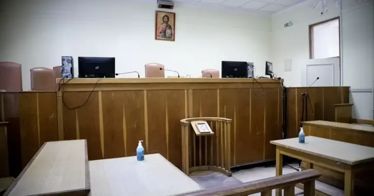 Η Εθνική Σχολή Δικαστικών Λειτουργών (ΕΣΔΙ) αποτελεί τη μοναδική πύλη εισόδου για τις μόνιμες θέσεις δικαστικών υπαλλήλων στα δικαστήρια όλης της χώρας, με τους γραπτούς διαγωνισμούς να αποτελούν το απόλυτο φίλτρο επιλογής. Η διεκδίκηση μιας θέσης απαιτεί συστηματική προετοιμασία, καθώς οι εξετάσεις διενεργούνται σε δύο στάδια και η ύλη καλύπτει εξειδικευμένα νομικά και θεσμικά ζητήματα.