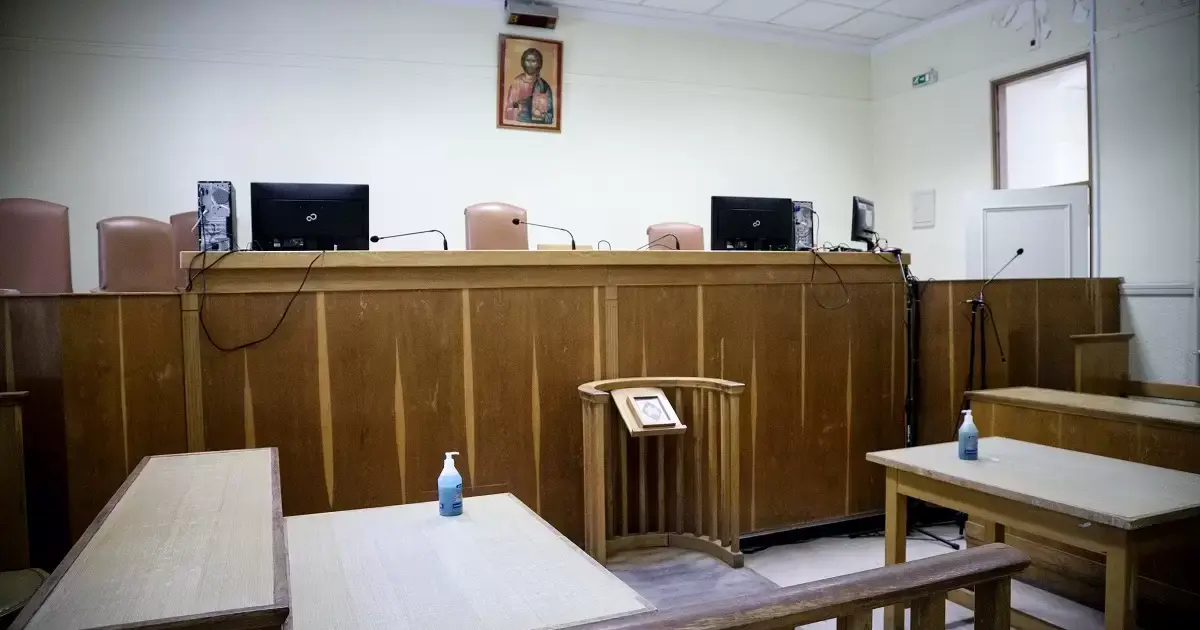 Η Εθνική Σχολή Δικαστικών Λειτουργών (ΕΣΔΙ) αποτελεί τη μοναδική πύλη εισόδου για τις μόνιμες θέσεις δικαστικών υπαλλήλων στα δικαστήρια όλης της χώρας, με τους γραπτούς διαγωνισμούς να αποτελούν το απόλυτο φίλτρο επιλογής. Η διεκδίκηση μιας θέσης απαιτεί συστηματική προετοιμασία, καθώς οι εξετάσεις διενεργούνται σε δύο στάδια και η ύλη καλύπτει εξειδικευμένα νομικά και θεσμικά ζητήματα.