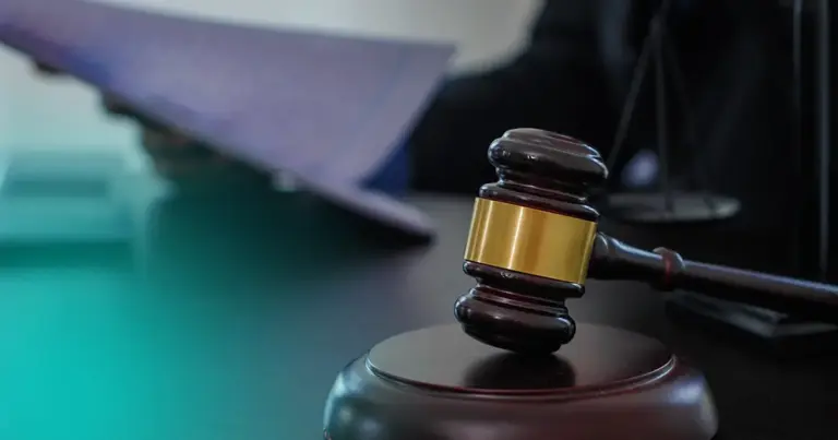 Ο ΑΣΕΠ και οι αρμόδιες επιτροπές του Υπουργείου Δικαιοσύνης εφαρμόζουν αυστηρά φίλτρα ελέγχου, γεγονός που σημαίνει ότι εκατοντάδες υποψήφιοι κινδυνεύουν να χάσουν πολύτιμα μόρια επειδή η επαγγελματική τους εμπειρία δεν "κουμπώνει" με τις τυπικές προϋποθέσεις της προκήρυξης.