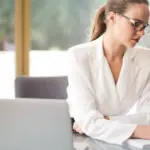 Με το σύστημα της μοριοδότησης και χωρίς γραπτό διαγωνισμό πρόκειται να καλυφθούν οι 800 μόνιμες θέσεις γραμματέων στα δικαστήρια όλης της χώρας, προσφέροντας μια σημαντική ευκαιρία μόνιμου διορισμού σε υποψηφίους των κατηγοριών ΠΕ, ΤΕ και ΔΕ. Η επιλογή του προσωπικού θα γίνει αποκλειστικά βάσει των τυπικών και πρόσθετων προσόντων των ενδιαφερομένων, γεγονός που καθιστά τη σωστή δόμηση του φακέλου και του ψηφιακού μητρώου το απόλυτο «κλειδί» για την επιτυχία.