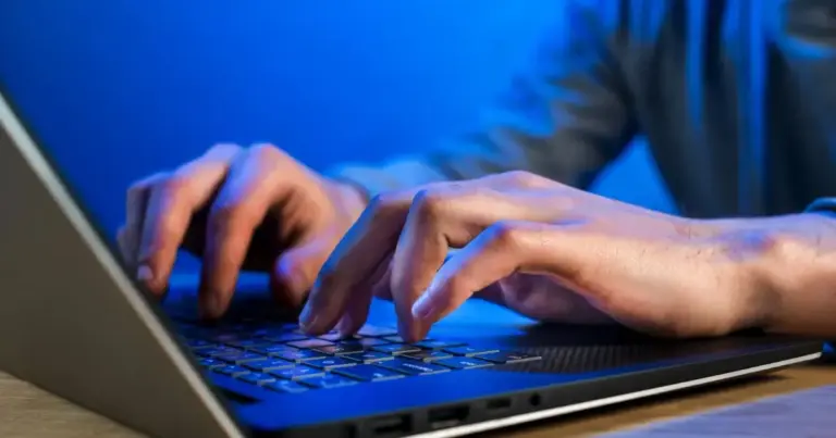 Οι μόνιμες προσλήψεις στα Κέντρα Εξυπηρέτησης Πολιτών (ΚΕΠ) μέσω των νέων προκηρύξεων του ΑΣΕΠ, όπως η πρόσφατη 2ΓΒ/2026 για τους επιτυχόντες του γραπτού διαγωνισμού, απαιτούν υποχρεωτικά την πιστοποιημένη γνώση πληροφορικής (Η/Υ) και δίνουν τεράστιο προβάδισμα σε όσους κατέχουν τίτλους ξένων γλωσσών, καθώς η μοριοδότηση αυτών των προσόντων κρίνει σε μεγάλο βαθμό τον τελικό διορισμό.