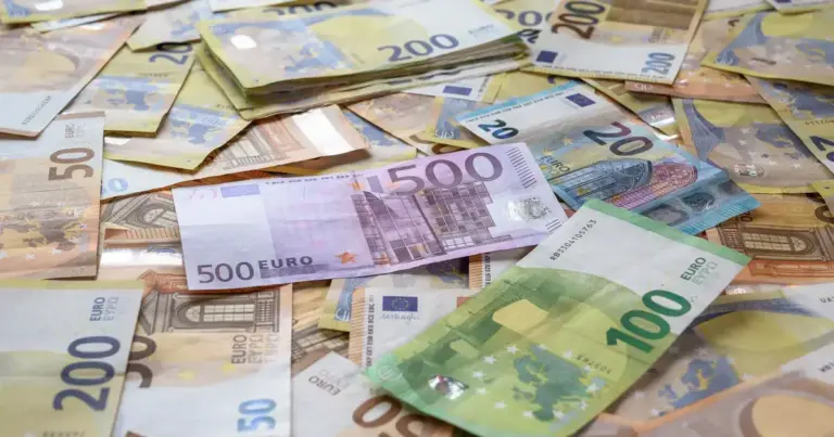 Πώς θα επηρεάσουν οι νέες αυστηρές ψηφιακές διασταυρώσεις του ΟΠΕΚΑ τα κοινωνικά επιδόματα που λαμβάνετε και ποια είναι τα ακριβή εισοδηματικά κριτήρια που καθορίζουν αν είστε δικαιούχος; Με την πλήρη διασύνδεση των συστημάτων της ΑΑΔΕ, της ΔΥΠΑ και του e-ΕΦΚΑ να βρίσκεται σε πλήρη εφαρμογή, η εκκαθάριση των αιτήσεων γίνεται πλέον σε πραγματικό χρόνο, αφήνοντας μηδενικά περιθώρια για ανακρίβειες ή παράλειψη στοιχείων.