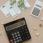 Σε αυστηρές ψηφιακές διασταυρώσεις προχωρά ο ΟΠΕΚΑ για το σύνολο των δικαιούχων πριν από την επόμενη μεγάλη πληρωμή επιδομάτων στις 31 Αυγούστου 2026, διασταυρώνοντας αυτόματα τα εισοδήματα, την περιουσιακή κατάσταση, αλλά και τη φοίτηση των τέκνων στα σχολεία.