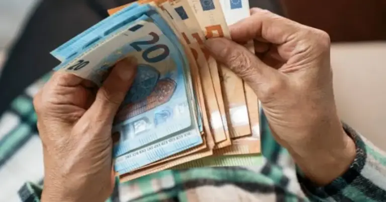Χιλιάδες δικαιούχοι κινδυνεύουν να μην δουν αύριο, 31 Ιουλίου 2026, τα επιδόματα του ΟΠΕΚΑ στους τραπεζικούς τους λογαριασμούς, καθώς η απουσία ή η μη ταυτοποίηση του IBAN στην πλατφόρμα της ΑΑΔΕ (myAADE/Taxisnet) μπλοκάρει αυτόματα την πίστωση των χρημάτων.