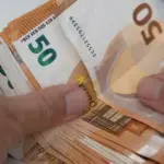 Χιλιάδες δικαιούχοι του Επιδόματος Στέγασης και της Γ' δόσης του Επιδόματος Παιδιού (Α21) αναμένεται να δουν τα χρήματα πιστωμένα στους λογαριασμούς τους στα τέλη του μήνα, με την πλατφόρμα των αιτήσεων για το Α21 να έχει ήδη κλείσει προσωρινά για την απαραίτητη επεξεργασία των στοιχείων.