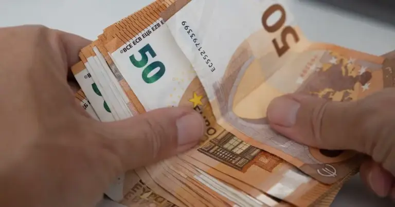 Χιλιάδες δικαιούχοι του Επιδόματος Στέγασης και της Γ' δόσης του Επιδόματος Παιδιού (Α21) αναμένεται να δουν τα χρήματα πιστωμένα στους λογαριασμούς τους στα τέλη του μήνα, με την πλατφόρμα των αιτήσεων για το Α21 να έχει ήδη κλείσει προσωρινά για την απαραίτητη επεξεργασία των στοιχείων.