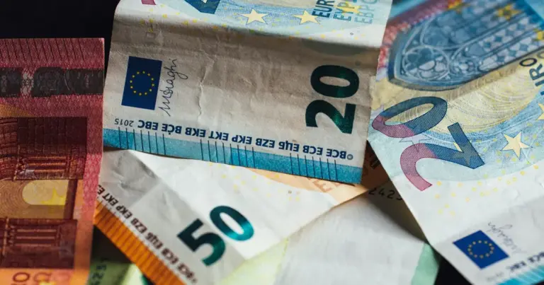 Για την πληρωμή του Ιουλίου 2026, η επίσημη καταβολή πραγματοποιήθηκε την Πέμπτη 30 Ιουλίου, πράγμα που σημαίνει ότι οι δικαιούχοι είδαν τα ποσά διαθέσιμα στις κάρτες τους ήδη από το απόγευμα της Τετάρτης 29 Ιουλίου.