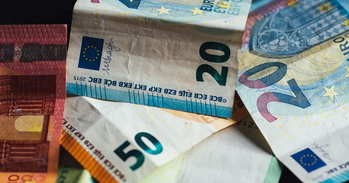 Για την πληρωμή του Ιουλίου 2026, η επίσημη καταβολή πραγματοποιήθηκε την Πέμπτη 30 Ιουλίου, πράγμα που σημαίνει ότι οι δικαιούχοι είδαν τα ποσά διαθέσιμα στις κάρτες τους ήδη από το απόγευμα της Τετάρτης 29 Ιουλίου.