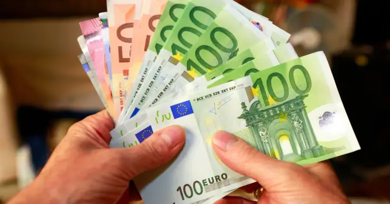 Για τις πληρωμές του Ιουλίου 2026, η επίσημη καταβολή πραγματοποιείται την Παρασκευή 31 Ιουλίου, πράγμα που σημαίνει ότι τα χρήματα γίνονται διαθέσιμα στους λογαριασμούς των δικαιούχων από το απόγευμα της Πέμπτης 30 Ιουλίου.