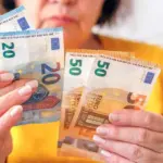 Η νέα αυτή ψηφιακή διασύνδεση εξαλείφει την ανάγκη προσκόμισης χειρόγραφων πιστοποιητικών (όπως οικογενειακής κατάστασης ή ληξιαρχικών πράξεων), καθώς το σύστημα αντλεί και επιβεβαιώνει τα προσωπικά στοιχεία των δικαιούχων σε πραγματικό χρόνο.