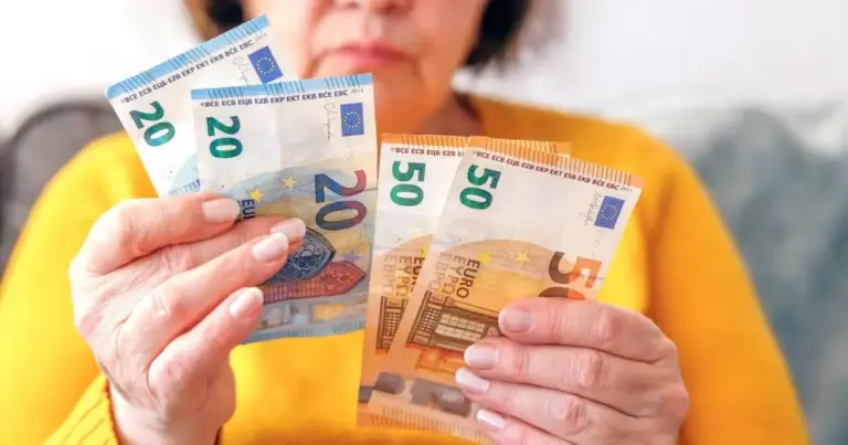 Η νέα αυτή ψηφιακή διασύνδεση εξαλείφει την ανάγκη προσκόμισης χειρόγραφων πιστοποιητικών (όπως οικογενειακής κατάστασης ή ληξιαρχικών πράξεων), καθώς το σύστημα αντλεί και επιβεβαιώνει τα προσωπικά στοιχεία των δικαιούχων σε πραγματικό χρόνο.