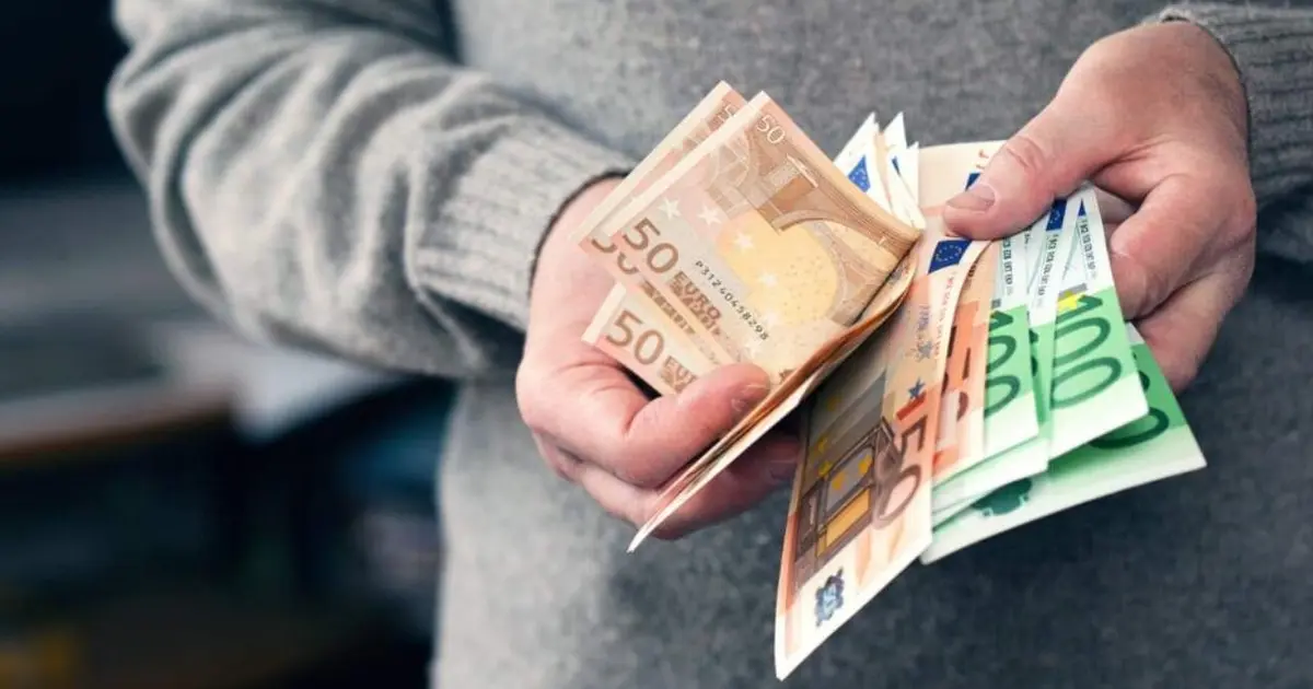 Η νέα Προπληρωμένη Κάρτα Παροχών αλλάζει ριζικά τον τρόπο που λαμβάνετε τα επιδόματά σας, καθώς ενοποιεί το Ελάχιστο Εγγυημένο Εισόδημα (ΕΕΕ) και το Επίδομα Στέγασης σε ένα κοινό ψηφιακό κανάλι πληρωμής. Η μεταρρύθμιση αυτή, η οποία εφαρμόζεται ήδη από το Υπουργείο Κοινωνικής Συνοχής και Οικογένειας σε συνεργασία με τον ΟΠΕΚΑ, στοχεύει στη διαφάνεια των συναλλαγών και την απλοποίηση της καθημερινότητας των δικαιούχων.