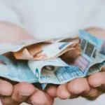 Όταν υποβάλλετε τη φορολογική σας δήλωση, τα νέα δεδομένα για τα εισοδήματα, τη σύνθεση νοικοκυριού και τα περιουσιακά στοιχεία μεταφέρονται αυτόματα στο σύστημα του ΟΠΕΚΑ.
