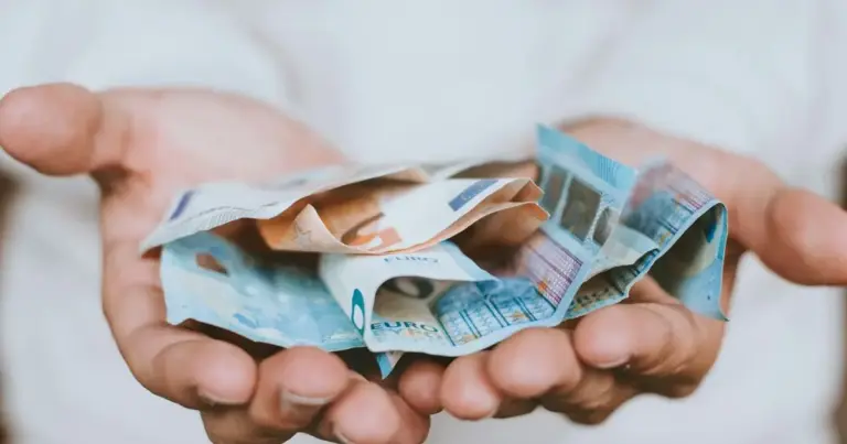 Όταν υποβάλλετε τη φορολογική σας δήλωση, τα νέα δεδομένα για τα εισοδήματα, τη σύνθεση νοικοκυριού και τα περιουσιακά στοιχεία μεταφέρονται αυτόματα στο σύστημα του ΟΠΕΚΑ.