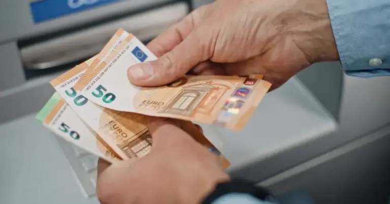 Το Ελάχιστο Εγγυημένο Εισόδημα (ΕΕΕ) αναπροσαρμόζεται αυτόματα στο νέο μηνιαίο ποσό από τον ΟΠΕΚΑ μόλις καταχωριστεί στο σύστημα η αλλαγή στη σύνθεση του νοικοκυριού, καθώς ο αριθμός των εξαρτώμενων μελών καθορίζει άμεσα τόσο το ύψος της μηνιαίας ενίσχυσης όσο και τα εισοδηματικά και περιουσιακά όρια.
