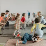 Τη μέγιστη μοριοδότηση για τις δωρεάν θέσεις στους παιδικούς σταθμούς ΕΣΠΑ για την περίοδο 2026-2027 εξασφαλίζουν οι μητέρες με χαμηλά οικογενειακά εισοδήματα, καθώς και όσες ανήκουν σε ειδικές κοινωνικές ομάδες όπως μονογονεϊκές, τρίτεκνες, πολύτεκνες οικογένειες ή οικογένειες με άτομα με αναπηρία.