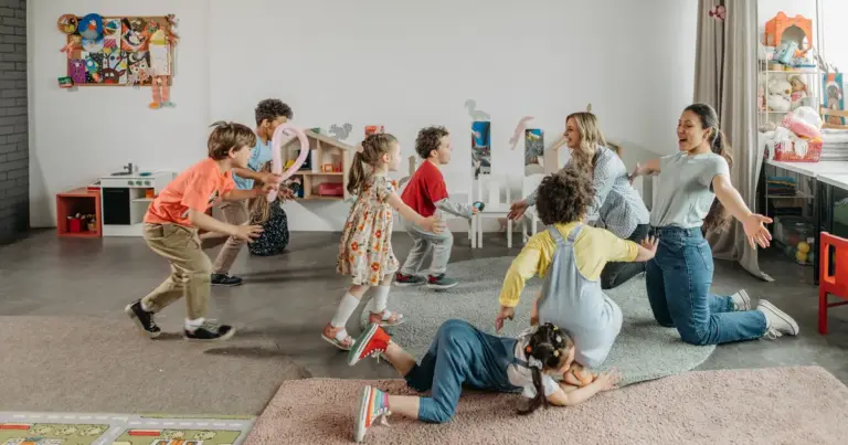 Τη μέγιστη μοριοδότηση για τις δωρεάν θέσεις στους παιδικούς σταθμούς ΕΣΠΑ για την περίοδο 2026-2027 εξασφαλίζουν οι μητέρες με χαμηλά οικογενειακά εισοδήματα, καθώς και όσες ανήκουν σε ειδικές κοινωνικές ομάδες όπως μονογονεϊκές, τρίτεκνες, πολύτεκνες οικογένειες ή οικογένειες με άτομα με αναπηρία.