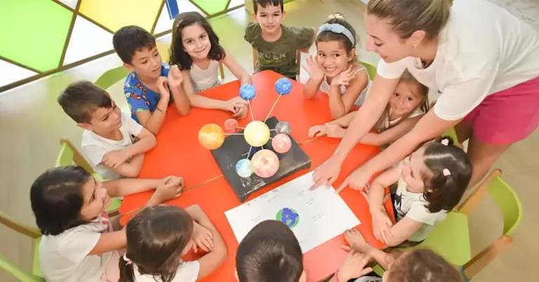 Το κρυφό κριτήριο της χιλιομετρικής απόστασης μεταξύ της κατοικίας των αιτούντων και του επιλεγμένου παιδικού σταθμού ανατρέπει φέτος τις τελικές λίστες κατάταξης για τα vouchers του ΕΣΠΑ, αφήνοντας εκτός χιλιάδες οικογένειες που συγκέντρωναν υψηλή μοριοδότηση.