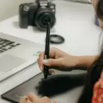 Οι συγκεκριμένοι τίτλοι σπουδών πανεπιστημιακής και τεχνολογικής εκπαίδευσης στη γραφιστική, τις οπτικοακουστικές τέχνες και τον ψηφιακό σχεδιασμό πολυμέσων εξασφαλίζουν τη μέγιστη μοριοδότηση στην τρέχουσα προκήρυξη του ΑΣΕΠ για τις μόνιμες προσλήψεις στο Εθνικό Τυπογραφείο, καθορίζοντας σε μεγάλο βαθμό τους τελικούς διοριστέους. Η διοίκηση του οργανισμού, στο πλαίσιο του ψηφιακού μετασχηματισμού της για το 2026, αναζητά εξειδικευμένο προσωπικό που θα στελεχώσει τα τμήματα σελιδοποίησης, σχεδιασμού ΦΕΚ και ψηφιακών εκδόσεων, πριμοδοτώντας ακαδημαϊκά πτυχία που συνδυάζουν την παραδοσιακή τυπογραφία με τις σύγχρονες ψηφιακές τεχνικές.