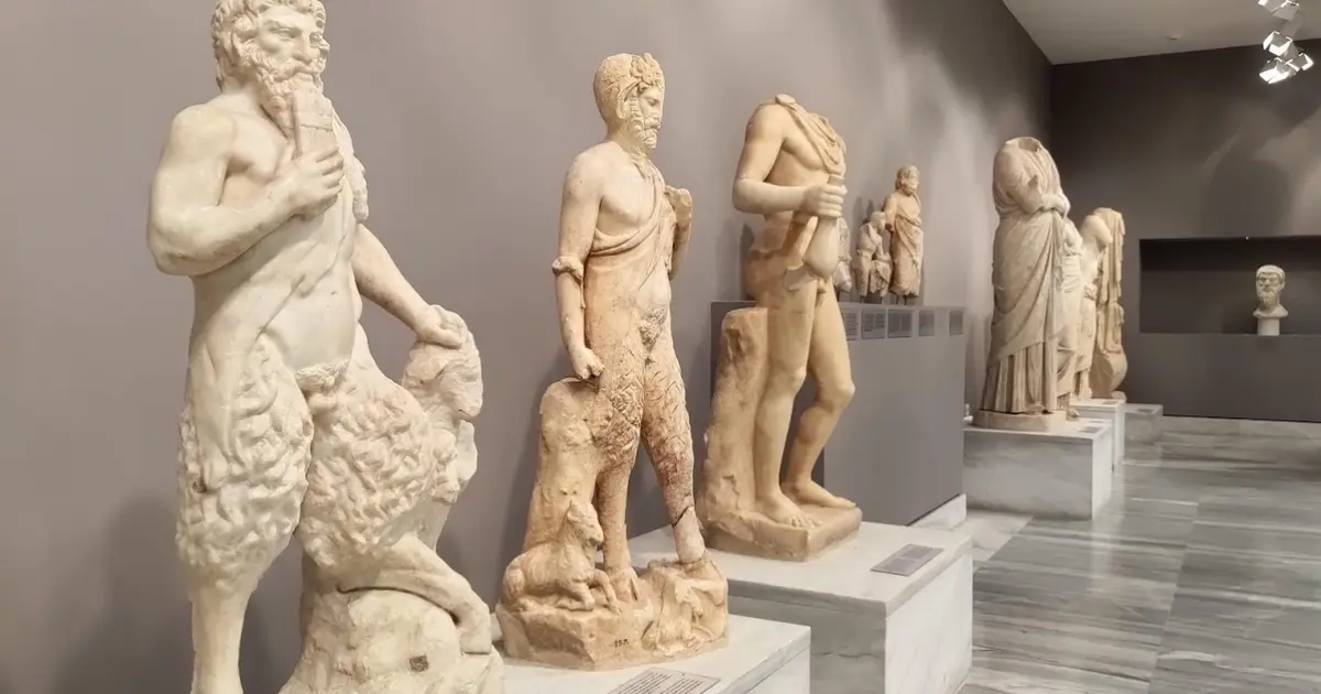 Η συγκεκριμένη εξέλιξη φέρνει στο προσκήνιο δεκάδες μόνιμες θέσεις για υποψηφίους Δευτεροβάθμιας Εκπαίδευσης (ΔΕ) και Τεχνολογικής Εκπαίδευσης (ΤΕ), δίνοντας μια σπάνια ευκαιρία σταθερής απασχόλησης στον ευρύτερο πολιτιστικό τομέα.