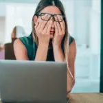 Η πρακτική αυτή χρησιμοποιείται από ασυνείδητους εργοδότες για να αποφύγουν την καταβολή υπερωριών ή για να παρουσιάσουν ψευδή στοιχεία απασχόλησης στην Ψηφιακή Κάρτα Εργασίας, εκμεταλλευόμενοι το γεγονός ότι κατά τη διάρκεια της άδειας η κάρτα δεν «χτυπάει».