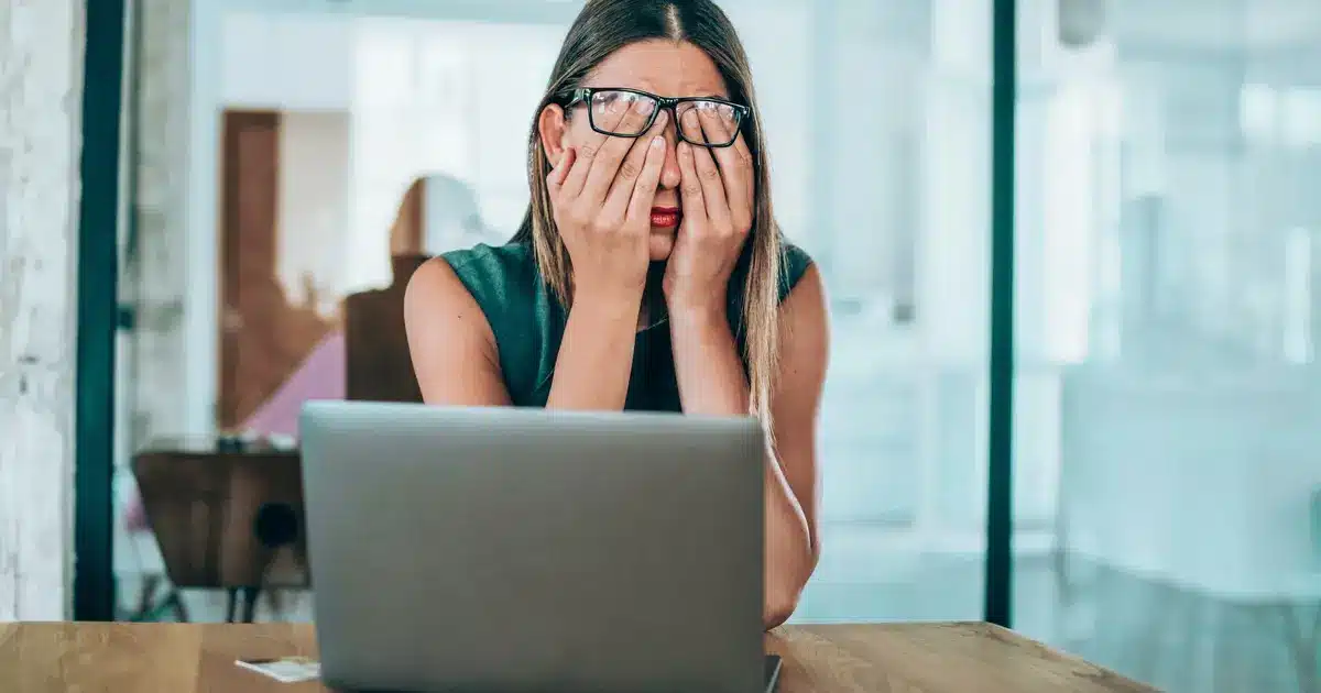 Η πρακτική αυτή χρησιμοποιείται από ασυνείδητους εργοδότες για να αποφύγουν την καταβολή υπερωριών ή για να παρουσιάσουν ψευδή στοιχεία απασχόλησης στην Ψηφιακή Κάρτα Εργασίας, εκμεταλλευόμενοι το γεγονός ότι κατά τη διάρκεια της άδειας η κάρτα δεν «χτυπάει».