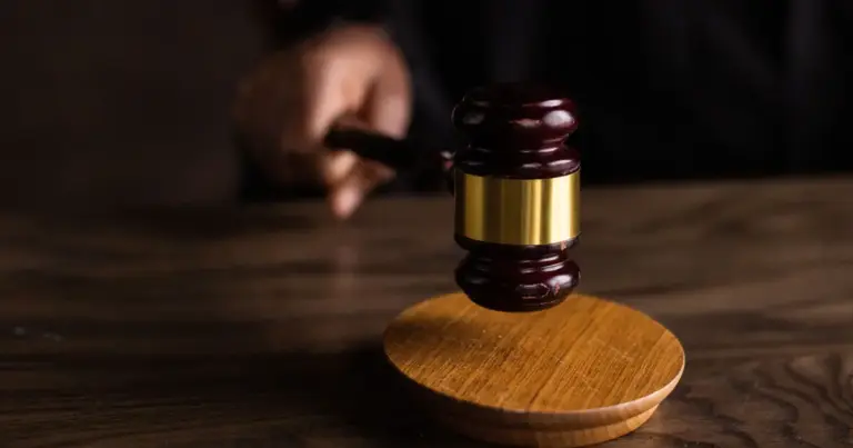 Σε περίπτωση που ο εργοδότης δεν καταγράφει την υπερωρία στην Ψηφιακή Κάρτα Εργασίας, ο εργαζόμενος διατηρεί το πλήρες δικαίωμα διεκδίκησης της νόμιμης αμοιβής του με προσαύξηση έως και 120%, ενώ η επιχείρηση αντιμετωπίζει διοικητικό πρόστιμο 10.500 ευρώ ανά εργαζόμενο.