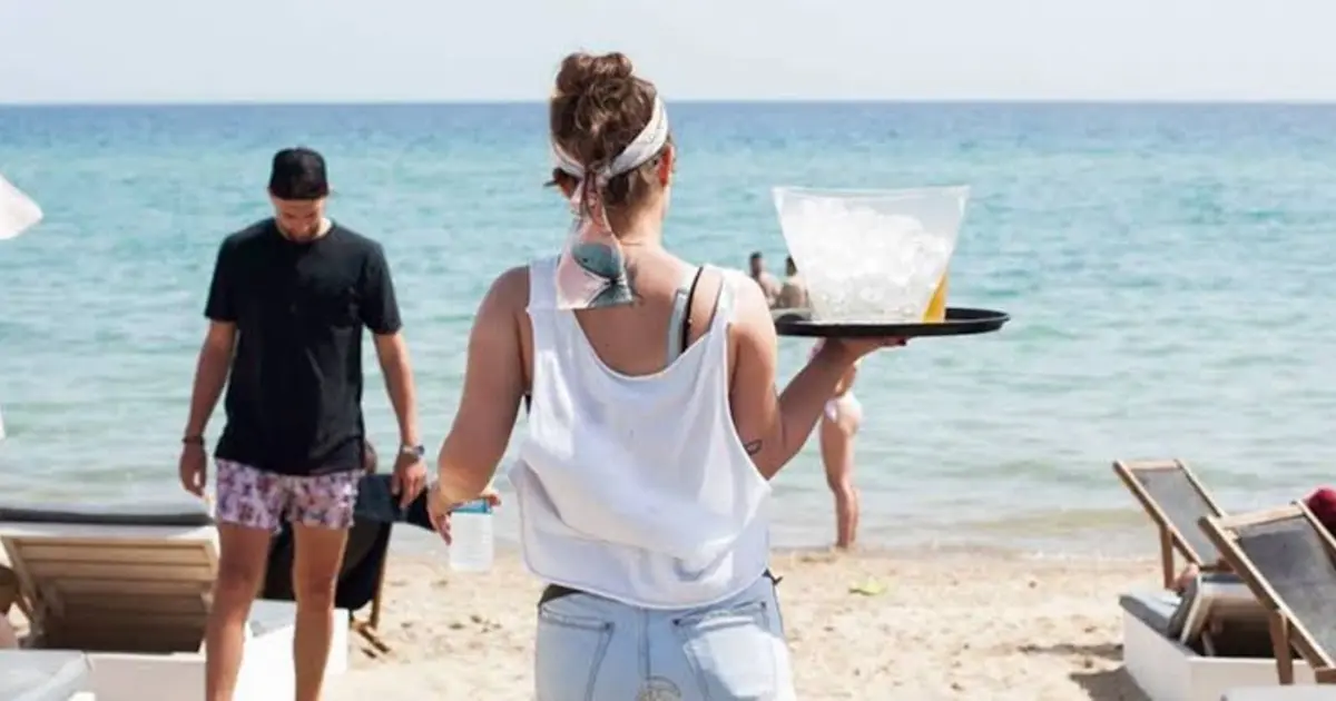 Οι ελεγκτές βγαίνουν μαζικά στους τουριστικούς προορισμούς και στα αστικά κέντρα, καθώς η περίοδος της υψηλής θερινής κίνησης βρίσκεται πλέον σε πλήρη εξέλιξη και οι καταγγελίες για εξαντλητικά ωράρια στον κλάδο του τουρισμού και της εστίασης (HORECA) πληθαίνουν.