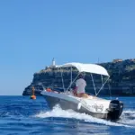Κατά τη φετινή τουριστική περίοδο, οι ελεγκτικοί μηχανισμοί εστιάζουν στους κλάδους εκμίσθωσης μεταφορικών μέσων, όπου η αυξημένη ζήτηση οδηγεί συχνά σε υποκρυπτόμενη υπερωριακή απασχόληση, μη σήμανση της κάρτας κατά την προσέλευση ή αποχώρηση, καθώς και σε αποκλίσεις ανάμεσα στο δηλωμένο ωράριο στο Π.Σ. ΕΡΓΑΝΗ ΙΙ και την πραγματική παρουσία των εργαζομένων.