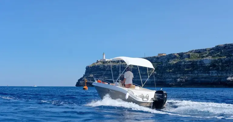 Κατά τη φετινή τουριστική περίοδο, οι ελεγκτικοί μηχανισμοί εστιάζουν στους κλάδους εκμίσθωσης μεταφορικών μέσων, όπου η αυξημένη ζήτηση οδηγεί συχνά σε υποκρυπτόμενη υπερωριακή απασχόληση, μη σήμανση της κάρτας κατά την προσέλευση ή αποχώρηση, καθώς και σε αποκλίσεις ανάμεσα στο δηλωμένο ωράριο στο Π.Σ. ΕΡΓΑΝΗ ΙΙ και την πραγματική παρουσία των εργαζομένων.