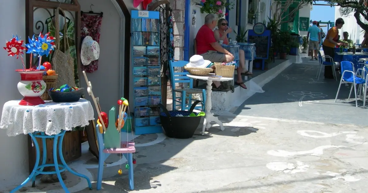 Οι ελεγκτικοί μηχανισμοί αξιοποιούν τα δεδομένα του συστήματος «ΕΡΓΑΝΗ ΙΙ» πραγματοποιώντας επιτόπιες διασταυρώσεις σε τουριστικές περιοχές, προκειμένου να εντοπίσουν περιπτώσεις υποδηλωμένης εργασίας, μη καταγεγραμμένων υπερωριών και υπαλλήλων που εργάζονται χωρίς «χτύπημα» της κάρτας.